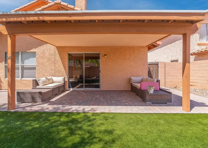Desert Getaway Mountain Views And Backyard Lounge