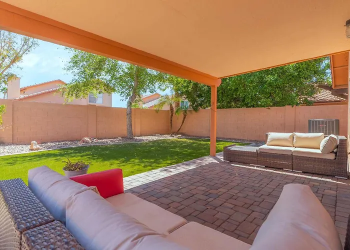 Desert Getaway Mountain Views And Backyard Lounge